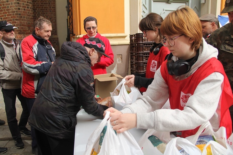 Paczki dla ubogich i potrzebujących od Caritas na Wielkanoc