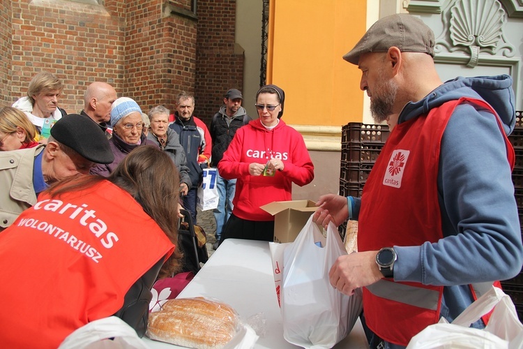 Paczki dla ubogich i potrzebujących od Caritas na Wielkanoc