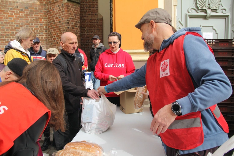 Paczki dla ubogich i potrzebujących od Caritas na Wielkanoc