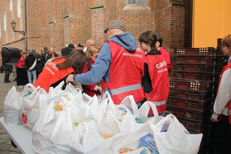Paczki dla ubogich i potrzebujących od Caritas na Wielkanoc