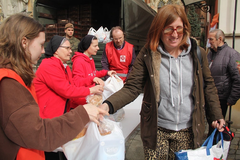 Paczki dla ubogich i potrzebujących od Caritas na Wielkanoc