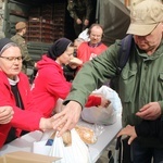 Paczki dla ubogich i potrzebujących od Caritas na Wielkanoc