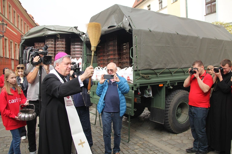 Paczki dla ubogich i potrzebujących od Caritas na Wielkanoc