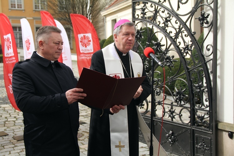 Paczki dla ubogich i potrzebujących od Caritas na Wielkanoc