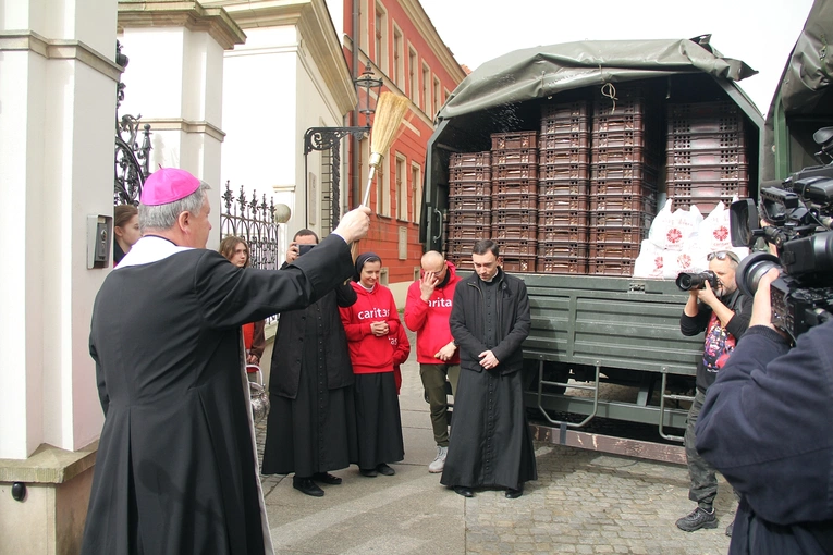 Paczki dla ubogich i potrzebujących od Caritas na Wielkanoc
