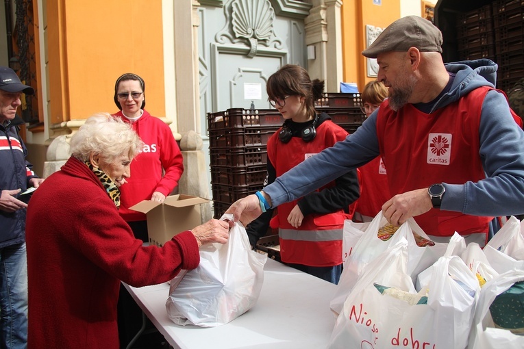 Abp Józef Kupny pobłogosławił pokarmy rozdane ubogim przez Caritas