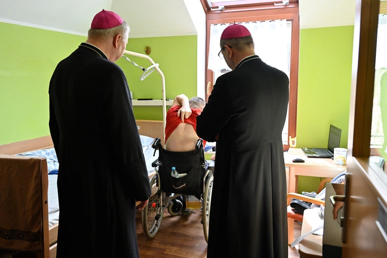 Biskupi gdańscy w sopockim hospicjum
