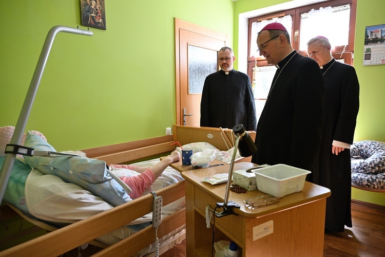 Biskupi gdańscy w sopockim hospicjum