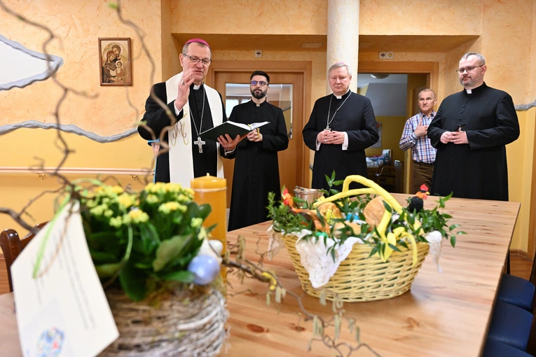 Biskupi gdańscy w sopockim hospicjum