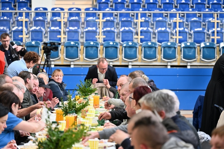 Wielkanocne śniadanie Caritas AG