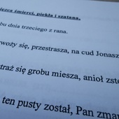 Zanim zaśpiewamy "Zwycięzca śmierci". O przekręcaniu słów popularnej pieśni