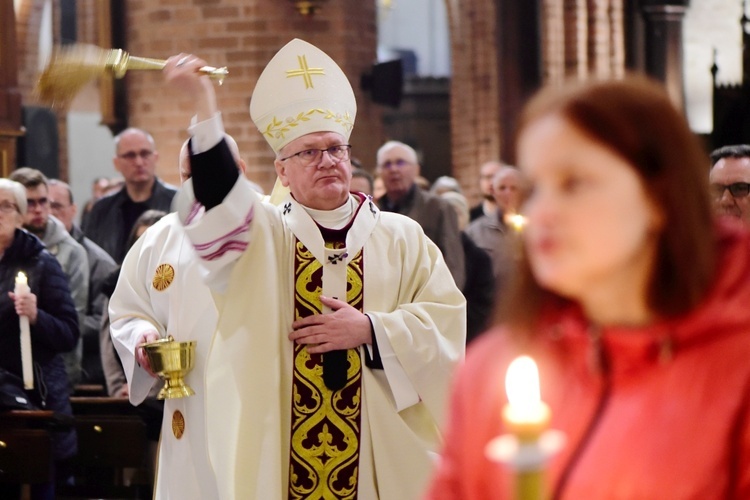 Liturgia Wigilii Paschalnej - konkatedra św. Jakuba w Olsztynie