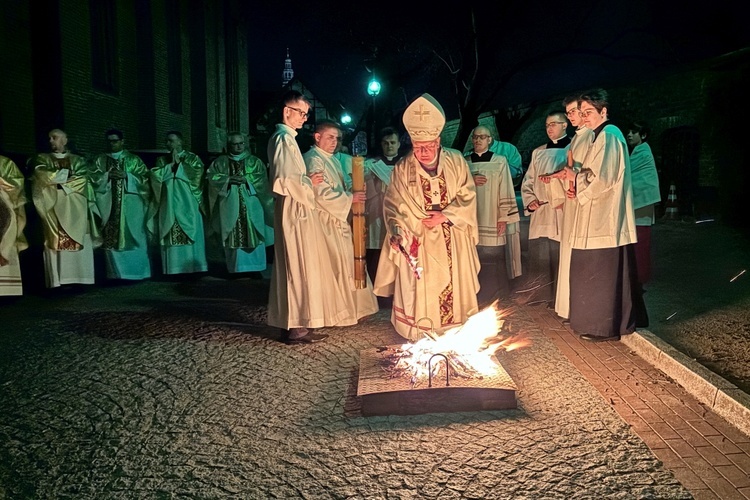 Liturgia Wigilii Paschalnej - konkatedra św. Jakuba w Olsztynie