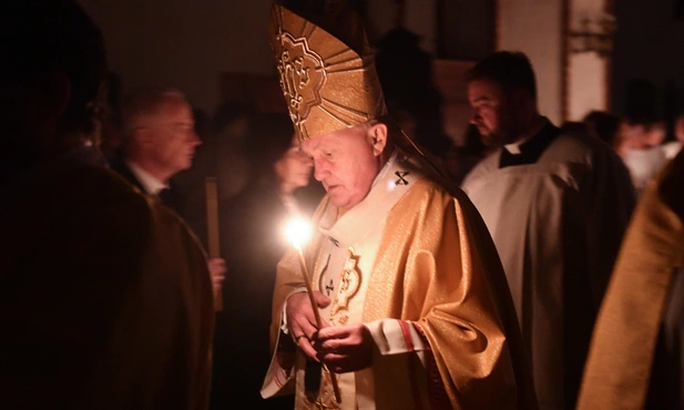 kard. Kazimierz Nycz podczas liturgii Wigilii Paschalnej