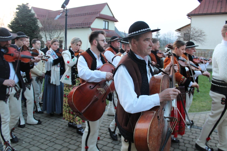 Procesja rezurekcyjna w Miętustwie