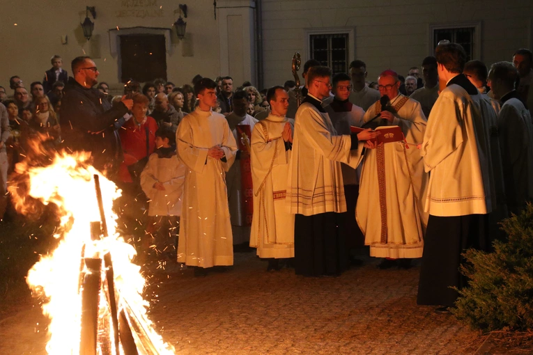 Płock. Wigilia Paschalna w katedrze