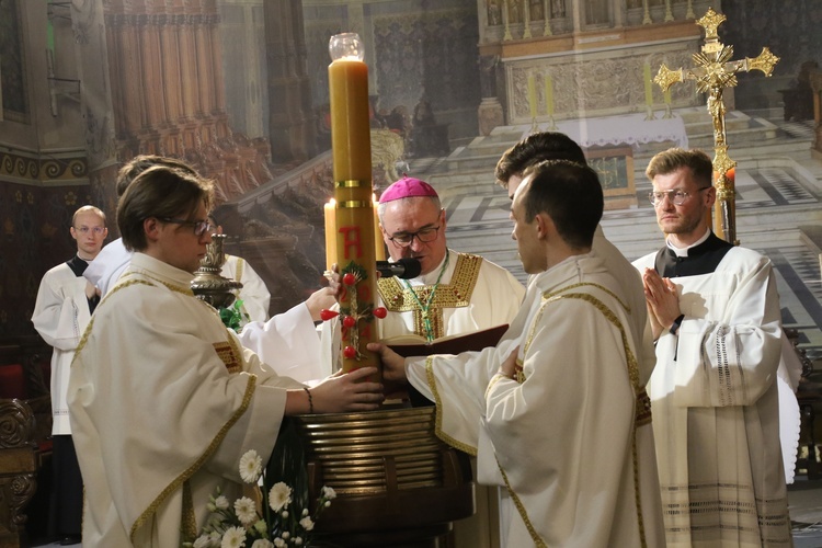 Płock. Wigilia Paschalna w katedrze