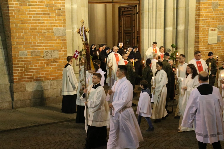 Płock. Wigilia Paschalna w katedrze