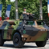 Minister obrony Francji: dostarczymy Ukrainie setki pojazdów opancerzonych