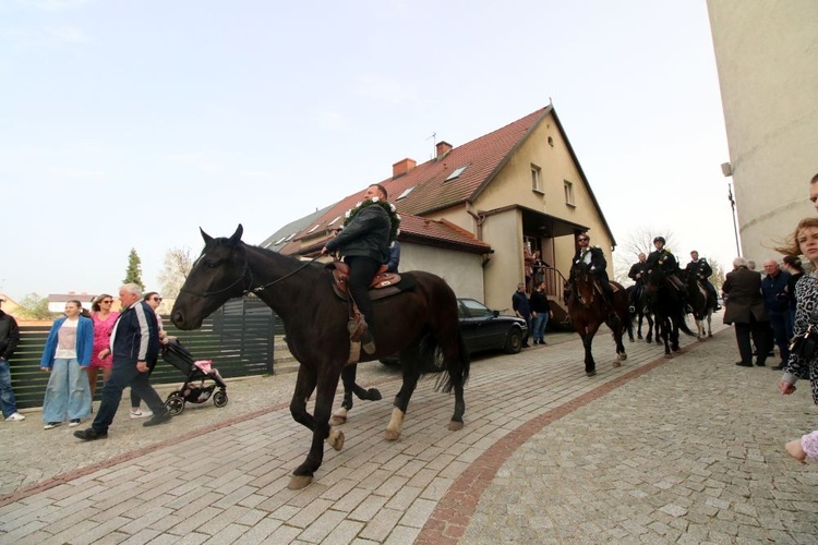 Wielkanocna procesja konna w Ostropie