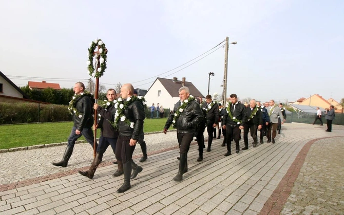 Wielkanocna procesja konna w Ostropie