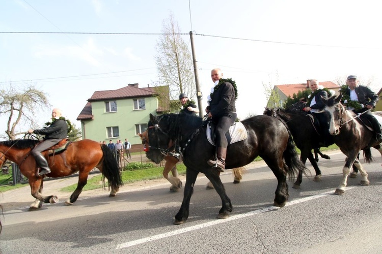 Wielkanocna procesja konna w Ostropie