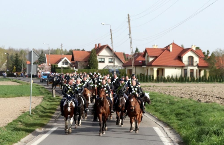 Wielkanocna procesja konna w Ostropie