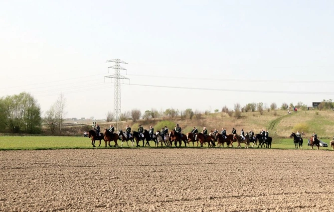 Wielkanocna procesja konna w Ostropie