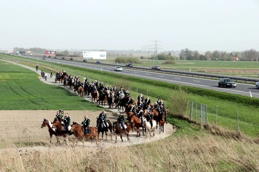 Wielkanocna procesja konna w Ostropie