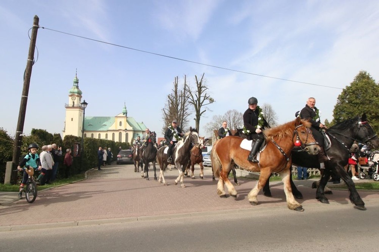 Wielkanocna procesja konna w Ostropie