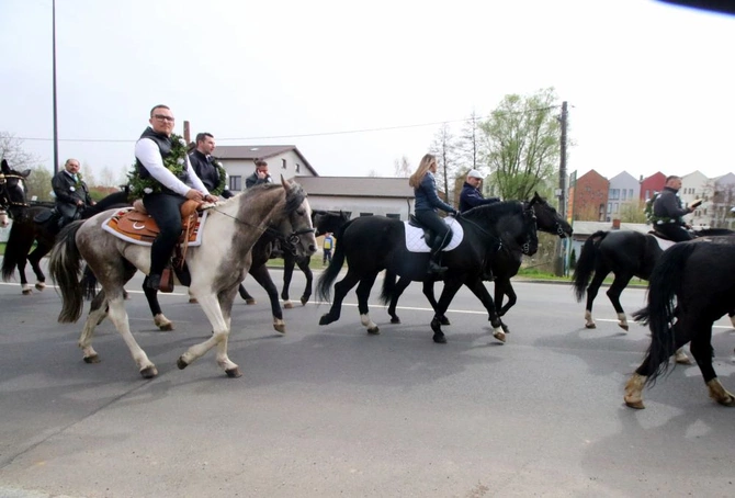 Wielkanocna procesja konna w Ostropie