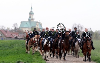 Wielkanocna procesja konna w Ostropie