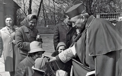 Prymas Wyszyński maksymalnie skracał dystans.