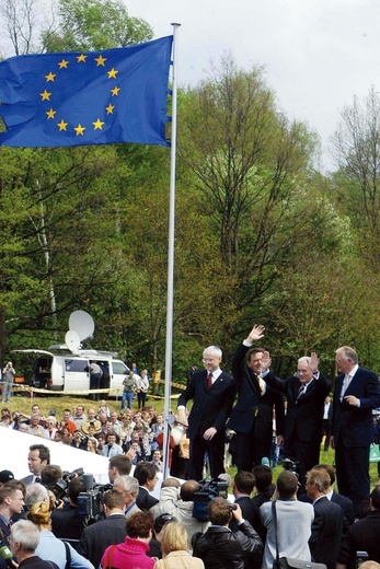 Pod traktatem akcesyjnym do UE widnieje podpis premiera Leszka Millera, który… następnego dnia złożył dymisję.