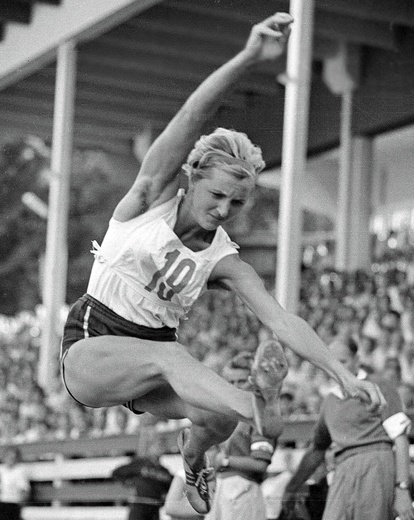 Elżbieta Krzesińska – mistrzyni w skoku w dal.