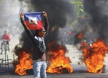 Gwałtowny charakter przybrała demonstracja w stolicy Haiti.  Jej uczestnicy domagali się dymisji prezydenta Ariela Henry’ego, który po raz kolejny przełożył datę wyborów prezydenckich.