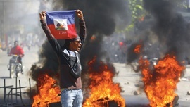 Gwałtowny charakter przybrała demonstracja w stolicy Haiti.  Jej uczestnicy domagali się dymisji prezydenta Ariela Henry’ego, który po raz kolejny przełożył datę wyborów prezydenckich.
