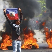 Gwałtowny charakter przybrała demonstracja w stolicy Haiti.  Jej uczestnicy domagali się dymisji prezydenta Ariela Henry’ego, który po raz kolejny przełożył datę wyborów prezydenckich.