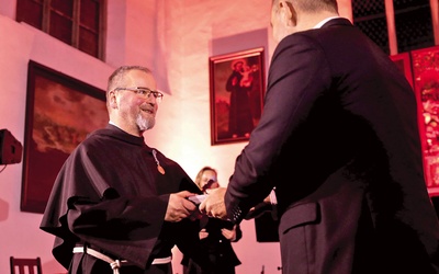 	O. Marek Kiedrowicz OFM Conv otrzymał odznaczenie z rąk Karola Nawrockiego, prezesa IPN.