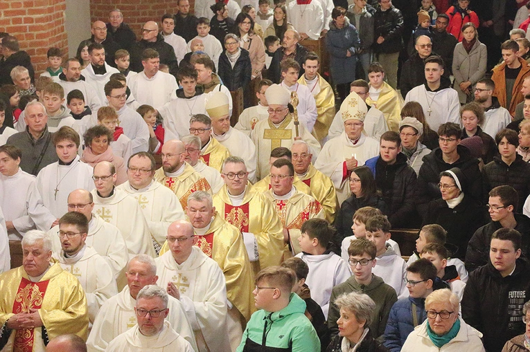 Na Eucharystię kapłani przybywają wraz z przedstawicielami Liturgicznej Służby Ołtarza.