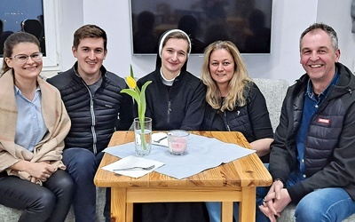 	Od lewej: Małgosia i Rafał, s. Blanka oraz Ania i Grzegorz w ostatnim dniu małżeńskiej Alphy w Lipniku.