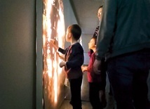 „Wołanie” to jedna z tych wystaw, które zapraszają zwiedzających do interakcji z eksponatami. 