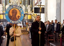 Z młodzieżą modlili się bp Wojciech Osial, katecheci, nauczyciele. 