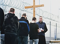 Nabożeństwo pasyjne na „spacerniaku” poprowadzili sami więźniowie, a rozważania przygotował tutejszy kapelan ks. Sebastian Kluwak.