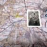 Zdjęcie bohatera na tle mapy rodzinnych stron z Wołynia.