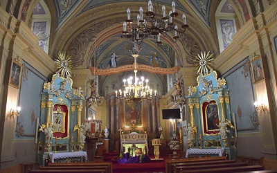 Odnowione dwa boczne ołtarze w sieciechowskim kościele.