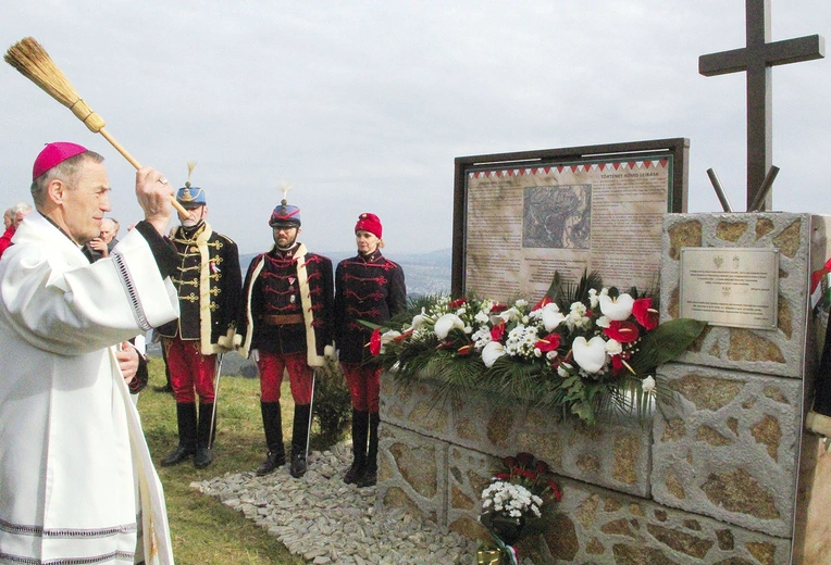 Miejsce pamięci pobłogosławił bp Stanisław Salaterski.