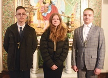Bartek, Marceli i Emilia w kaplicy św. Anioła Stróża w świątyni w Pogórskiej Woli.