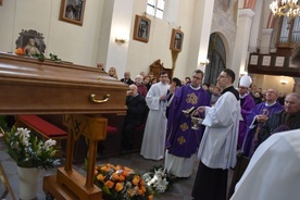 Ostatnie modlitwy przy trumnie zmarłego poprowadził o. Łukasz Andrzejewski, przełożony prowincjalny pasjonistów.