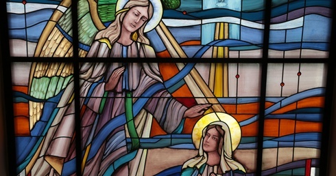 Odpowiedź Maryi na zwiastowanie anioła woła również o naszą odpowiedź w obronie życia nienarodzonych. Na zdjęciu: witraż z kościoła pw. Miłosierdzia Bożego w Płocku.